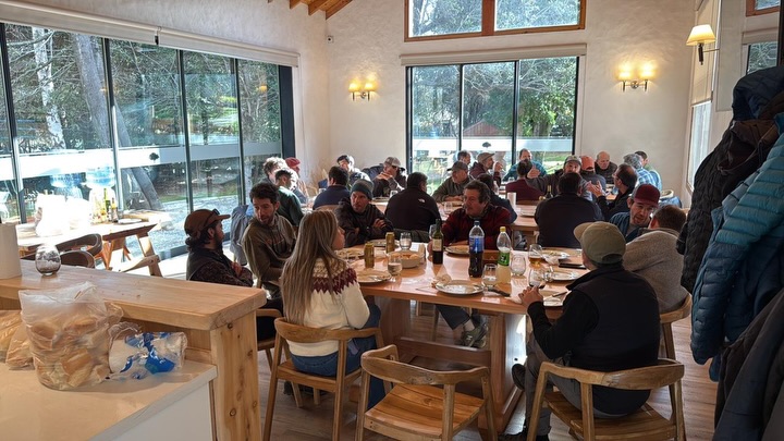 ALMUERZO ANUAL AGP
Hoy celebramos el almuerzo anual de la AGP.
Tuvimos el honor de contar con la presencia de algunos socios fundadores de la primera asociación, de hace más de 25 años atrás, quienes nos alentaron a seguir adelante con esta grata tarea.
Hubo asado de los buenos, postre, un clima súper distendido entre amigos y colegas y, por supuesto, no faltó el tema de pesca en la conversación...
Como cierre especial, hicimos la entrega de títulos a los nuevos guías que rindieron sus exámenes esta última temporada. ¡Bienvenidos al oficio!
Gracias a todos los que se acercaron a compartir este día, y un agradecimiento a quienes se pusieron al hombro la organización de una jornada tan redonda, en especial a @wllodge por ceder generosamente el espacio.
Un aplauso para todos 👏👏👏